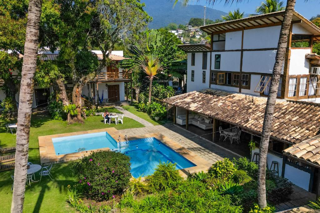 Em meio a jardins floridos e arborizados, uma construção rústica e aconchegante, com detalhes de embarcações por todos os lados, esta é a Caravela Pousada Ilhabela. Aproveite a sauna ou o delicioso bar do lobby ao redor da piscina. Peça um coquetel Carave